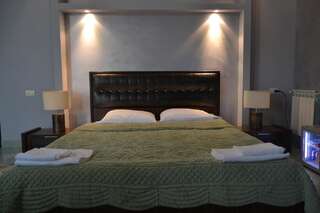 Отель Art Hotel Ереван Классический трехместный номер-3