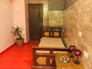 Отель Art Hotel Ереван Бюджетный двухместный номер с 2 отдельными кроватями-1